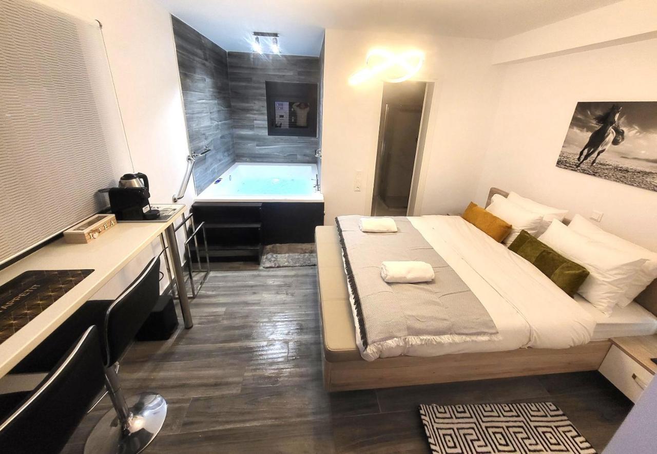 Fabilicious Suites - 2 Apartments- Romantic Jacuzzi & Spacious Family Comfort Athens Exterior photo