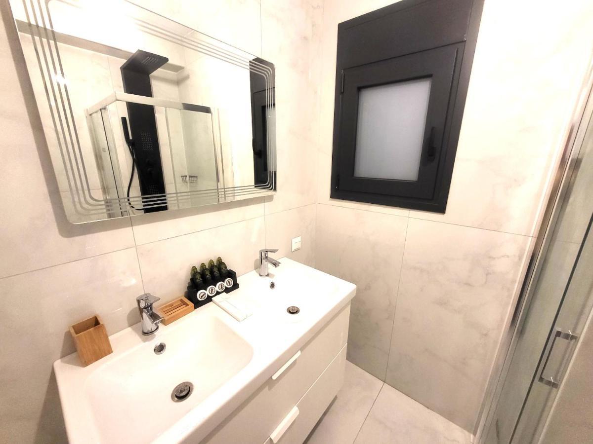 Fabilicious Suites - 2 Apartments- Romantic Jacuzzi & Spacious Family Comfort Athens Exterior photo