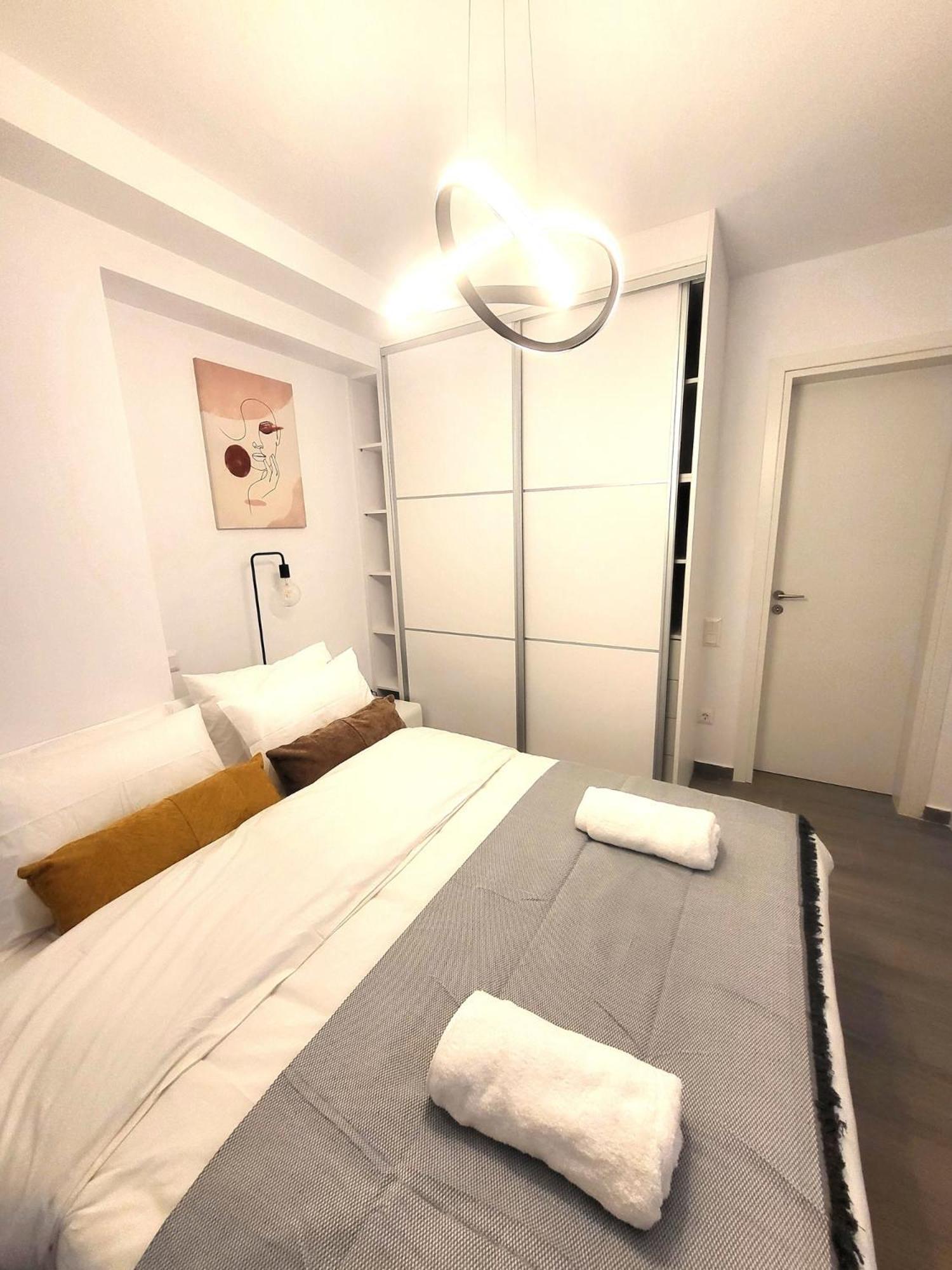 Fabilicious Suites - 2 Apartments- Romantic Jacuzzi & Spacious Family Comfort Athens Exterior photo