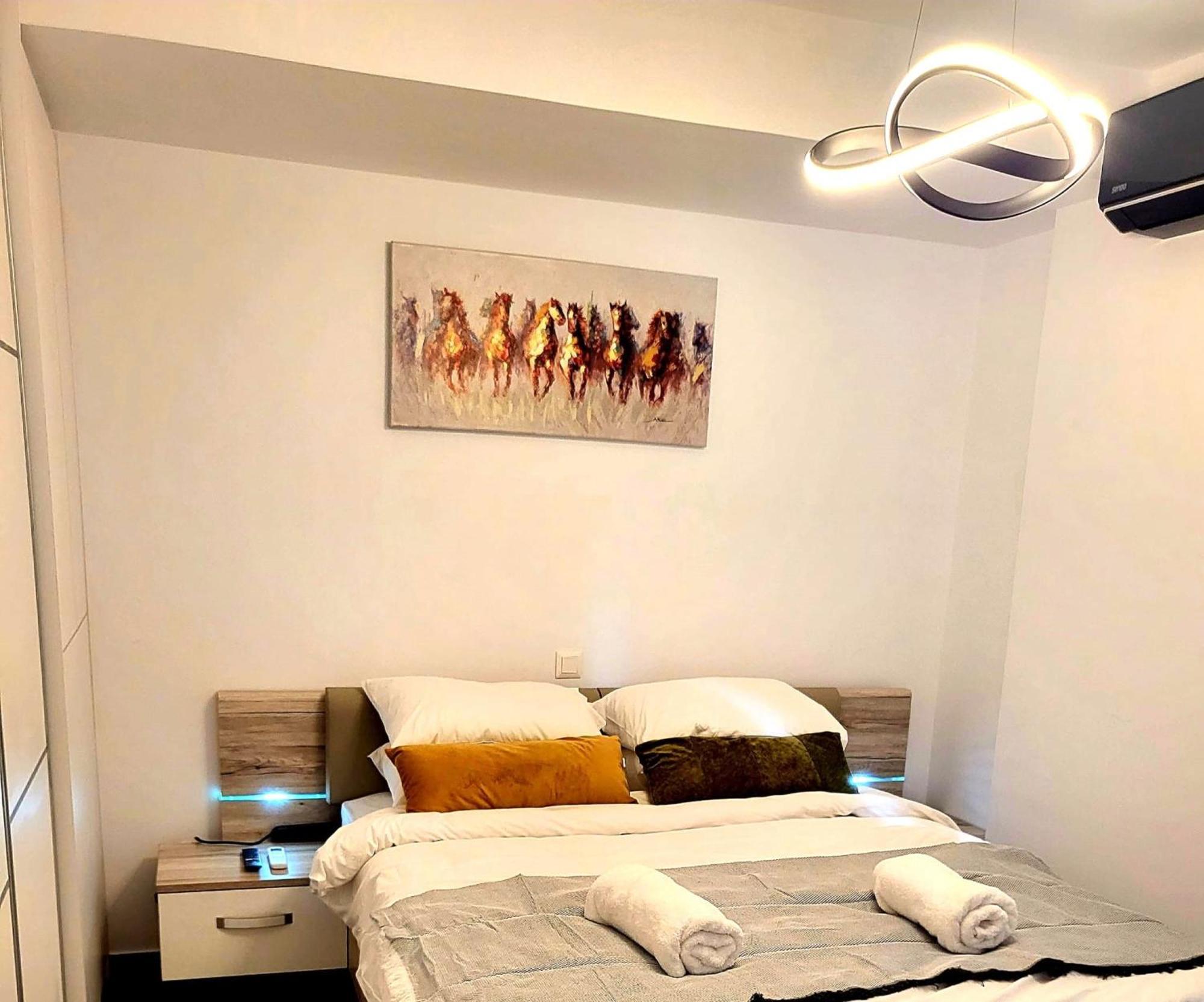 Fabilicious Suites - 2 Apartments- Romantic Jacuzzi & Spacious Family Comfort Athens Exterior photo
